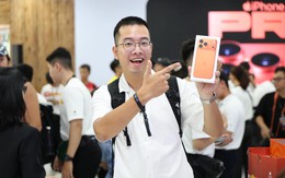 Nóng hừng hực: Các đại lý chính thức mở bán iPhone 17, hàng trăm nghìn người nhận máy