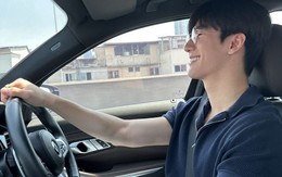 Tân sinh viên lái BMW giá 3 tỷ trong ngày đầu đi học, nhìn xuống chân thấy một thứ "không phải người giàu không hiểu được"