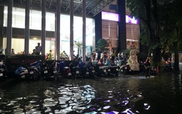 Gần đêm, nhiều người dân Hà Nội vẫn chưa về được đến nhà