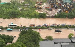 Hà Nội ngập nhiều tuyến đường, ùn tắc kéo dài do ảnh hưởng bão số 10 Bualoi, dân công sở chật vật di chuyển
