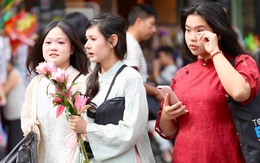 Người Hà Nội đổ về Hồ Gươm, diện áo dài chụp ảnh trong ngày đầu năm mới