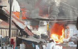 Cháy lớn nhà dân phía sau lưng chợ Bình Trưng, TPHCM