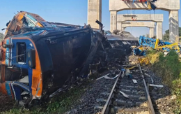 Thái Lan: Cần cẩu đổ sập xuống đoàn tàu đang chạy, ít nhất 22 người thiệt mạng