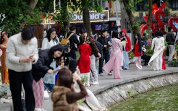 Nàng thơ Hà Nội bất chấp trời 17 độ khởi động đường đua Tết, phong phanh áo dài thả dáng kín Hồ Gươm