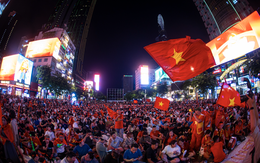 Bao lâu rồi mới thấy lại cảnh này, phố đi bộ Nguyễn Huệ "nhuộm" trong sắc đỏ!