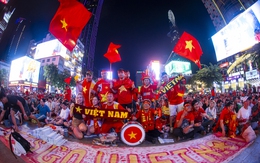 Bao lâu rồi mới thấy lại cảnh này, phố đi bộ Nguyễn Huệ "nhuộm" trong sắc đỏ!