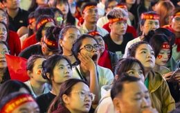 Khoảnh khắc các cổ động viên thẫn thờ khi U23 Việt Nam bị dẫn trước