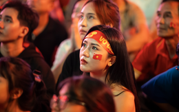 Nước mắt của cổ động viên khi U23 Việt Nam nhận thất bại cay đắng