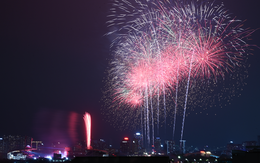 Tối 21/1, người dân Hà Nội háo hức ngắm nhìn màn trình diễn pháo hoa tổng duyệt cực mãn nhãn tại sân vận động Mỹ Đình