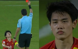 Đình Bắc ghi bàn rồi nhận thẻ đỏ, quỳ rạp xuống sân vì bất lực