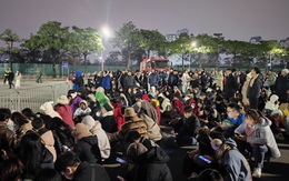 Hà Nội rét 12 độ C, dòng người vẫn ùn ùn đổ về sân Mỹ Đình háo hức chờ đợi màn pháo hoa quy mô hoành tráng chưa từng có