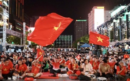 Phố đi bộ Nguyễn Huệ “rực lửa” dù đã đêm muộn, tiếp sức U23 Việt Nam tranh hạng 3 châu Á 2026