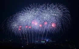 Màn pháo hoa hoành tráng rực sáng trên bầu trời Hà Nội tối 23/1: Quá mãn nhãn!
