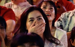 Cổ động viên lặng người sau bàn gỡ hoà của U23 Hàn Quốc