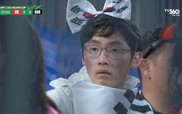 Biểu cảm SỐC của cổ động viên Hàn Quốc khi nhìn Cao Văn Bình cản phá bóng lên thẳng hot search