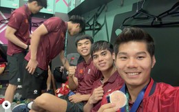 U23 Việt Nam mang HCĐ châu Á về nước: Hiểu Minh phải ngồi xe lăn