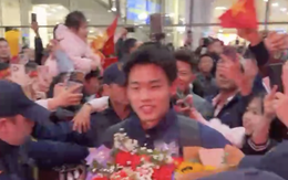 U23 Việt Nam mang HCĐ châu Á về nước: "Biển người" chào đón những "người hùng" thi đấu kiên cường