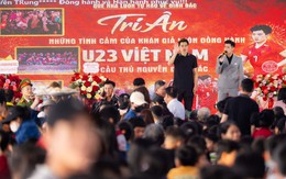 Ngay lúc này: 180 mâm là chưa đủ, tiệc mừng Đình Bắc đông kín người từ đầu làng tới cuối xóm