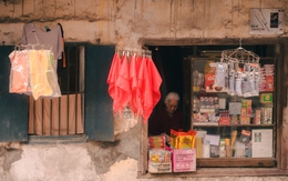 Điểm check-in lạ giữa Hà Nội: Quán tạp hóa cũ gợi cả bầu trời tuổi thơ, thái độ của bà chủ quán khi nhiều người tìm đến chụp ảnh