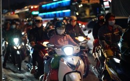 Cảnh tượng trên các ngả đường Hà Nội và TP.HCM ngày cuối kỳ nghỉ Tết Dương lịch