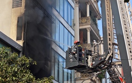 NÓNG: Đang cháy lớn tại căn nhà 7 tầng ở Hà Nội, chủ nhà hoảng loạn nhảy từ trên cao thoát thân