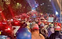 Tất cả những ai ra sân bay tối nay chú ý: Mưa lớn, cửa ngõ Tân Sơn Nhất ùn tắc kéo dài!