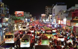21h nhưng nhiều người tan làm từ chiều vẫn chưa thể về nhà: Các tuyến đường ùn tắc nghiêm trọng trong mưa lớn