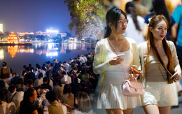 20h ngày 10/10, quanh hồ Hoàn Kiếm không còn chỗ trống