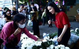 Các bạn trẻ dậy từ 3 giờ sáng, chuẩn bị hoa trắng tặng miễn phí cho người dân đến tiễn đưa 731 liệt sĩ tại Công viên Lê Thị Riêng