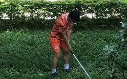 Công Phượng chơi golf ngoài vườn