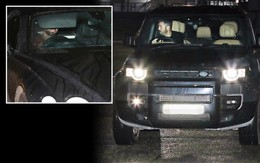 Papparazzi tóm cảnh Carrick và Bruno Fernandes ủ rũ về nhà sau thảm bại của MU