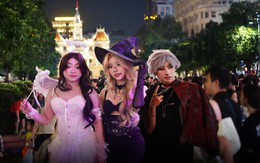 TP.HCM tối Halloween: Mưa vừa ngớt người người đã đổ ra phố, chật kín Nguyễn Huệ và Bùi Viện
