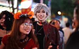 TP.HCM tối Halloween: Mưa vừa ngớt người người đã đổ ra phố, chật kín Nguyễn Huệ và Bùi Viện