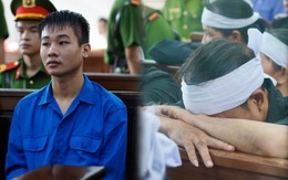 Xét xử vụ sát hại 3 mẹ con ở Đồng Nai: Người nhà nạn nhân không kìm được nỗi đau, liên tục gục xuống bàn