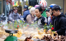 Chợ Hàng Bè đông nghịt ngày 23 tháng Chạp, khách mạnh tay chi hàng triệu đồng sắm lễ