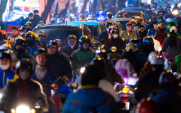 Hà Nội cận Tết: Mắc kẹt giữa dòng xe, một giờ đồng hồ vẫn chưa thoát nổi