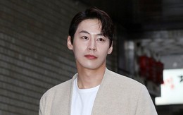 Bài đăng cuối cùng đầy ám ảnh của nam thần Cười Lên Dong Hae trước khi đột ngột qua đời