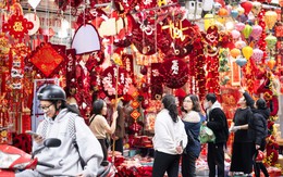 Phố Hàng Mã đỏ rực những ngày giáp Tết: Không còn cảnh chen nhau chụp ảnh, dân tình lặng lẽ sắm sửa đón xuân