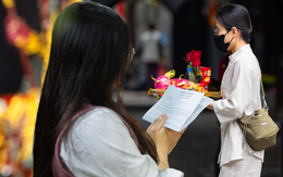 Một ngôi chùa ở Hà Nội đông nghẹt dịp Valentine, có người bay từ TP.HCM ra để xin "thoát ế"