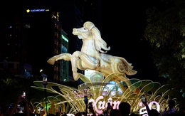 Đường hoa Nguyễn Huệ chính thức mở màn: Ngựa khổng lồ “chiếm sóng”, công nghệ hiện đại gây choáng ngợp