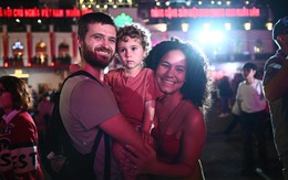 Người dân Hà Nội và TP.HCM đổ lên trung tâm chờ xem pháo hoa giao thừa