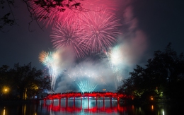 Pháo hoa rực rỡ trên bầu trời, chào đón năm mới 2026