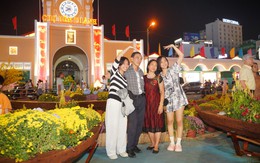 Người dân Hà Nội và TP.HCM đổ lên trung tâm chờ xem pháo hoa giao thừa