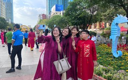 Lý do nhiều người chỉ check-in đường hoa Nguyễn Huệ từ xế chiều đến tối