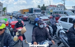 Người dân ùn ùn quay trở lại TPHCM chiều mùng 4 Tết, quốc lộ, cao tốc chật kín phương tiện