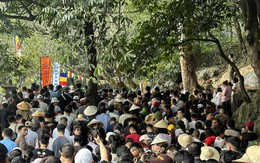 Cảnh tượng ngày Tết tại lễ hội "kéo dài lâu nhất" Việt Nam: Nhiều người không tin vào mắt mình