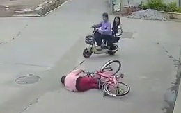 Giúp đỡ cụ bà ngã xe đạp, 2 học sinh bị đòi bồi thường 844 triệu đồng