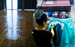 Nỗi ám ảnh "nồm ẩm" quay lại, người dân Hà Nội "khóc ròng": Nhà cửa "đổ mồ hôi", quần áo phơi 3 ngày không khô, sàn trơn như bẫy trượt