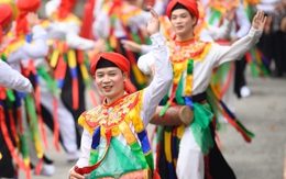 Tận mắt đi xem trai làng Triều Khúc “mặt hoa da phấn” múa điệu con đĩ đánh bồng