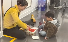 Bức ảnh khiến cộng đồng mạng chê trách rồi lại "quay xe" ganh tị: Thực ra, tôi cũng ước hồi nhỏ được một lần "nhếch nhác" như cậu bé này!